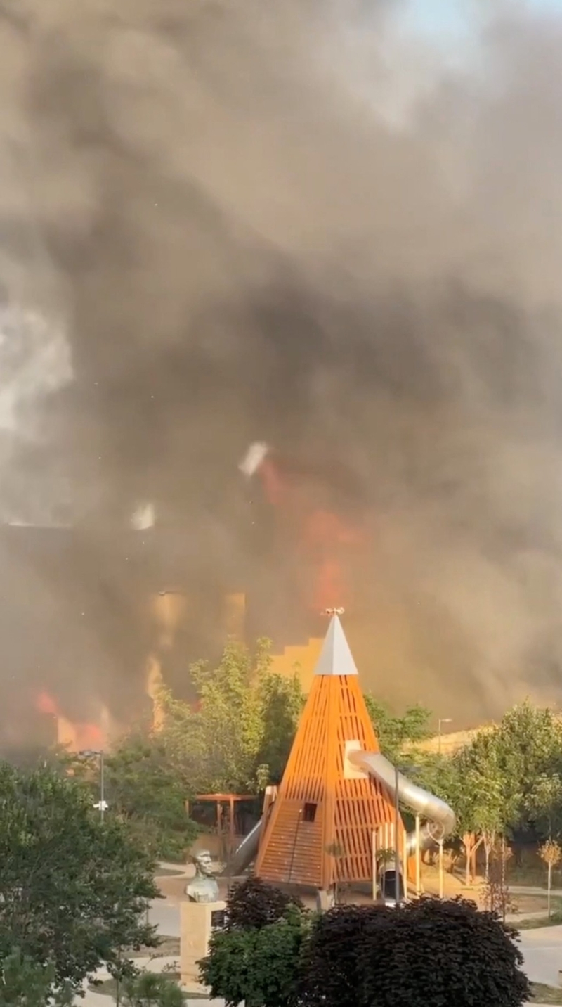 遭纵火的教堂冒出大量浓烟。 路透社