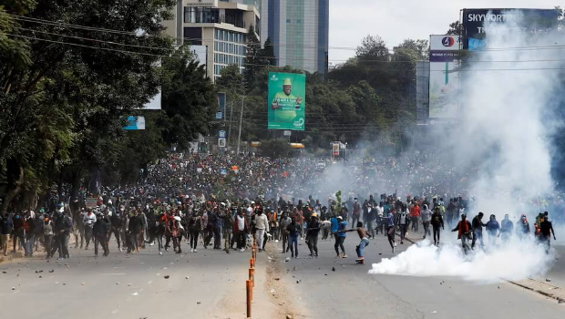 肯尼亚民众闯国会示威遭警开枪，NGO称至少5死31伤