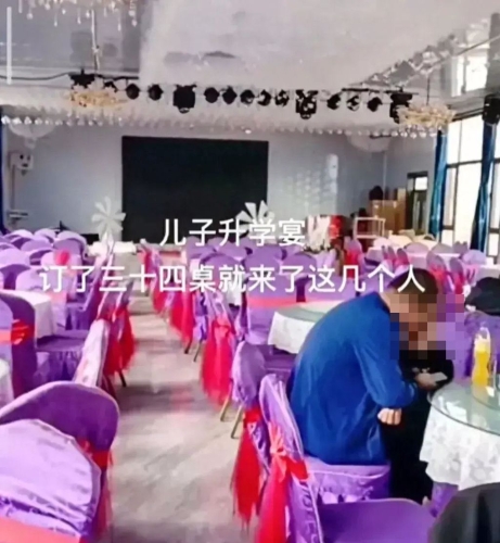 有父亲因儿子刚考完，便包了饭店席开34桌要宴客，不料，只来了4个人。微博