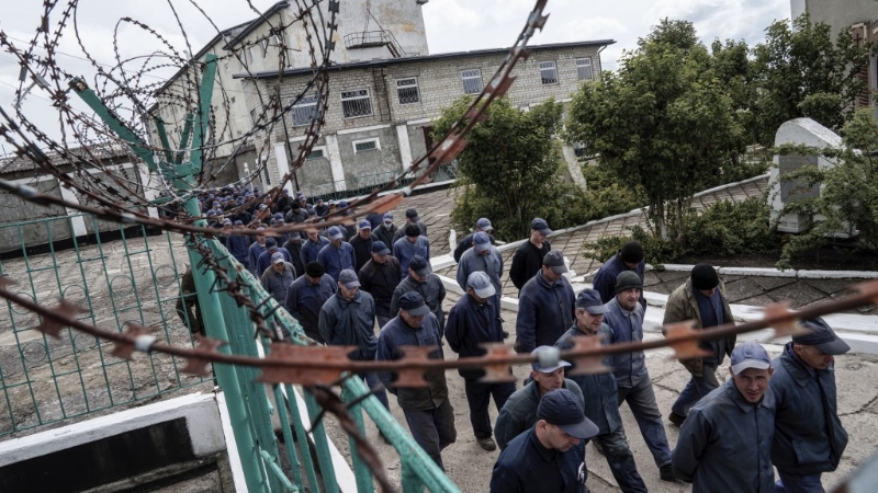 在乌克兰利沃夫地区的战俘拘留中心，俄兵在空袭警报期间步行前往避难所。 美联社