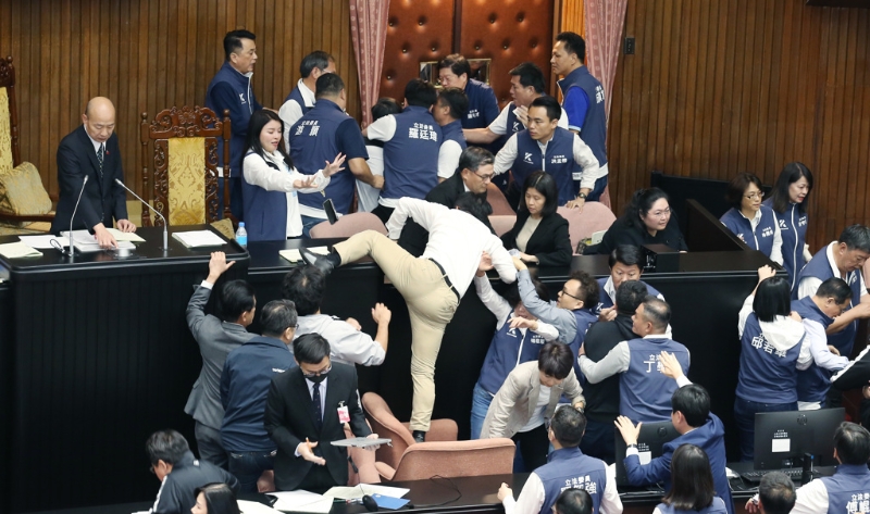 立法院表决国会改革相关法案时，蓝绿立委爆发数波冲突。 （资料照）