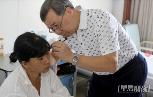 卫医生定期到访内地，为听障人士义诊。