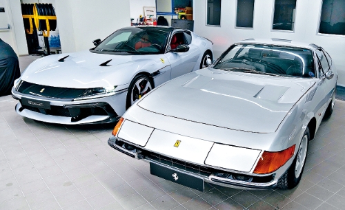 12Cilindri创新设计融入了经典365 GTB 4 Daytona（右）特色，例如包围式头灯组合。