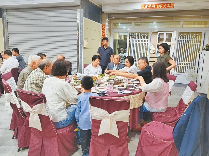 台中市长卢秀燕（右五）7月5日晚间到高雄向前“立法院长”王金平（右四）请益