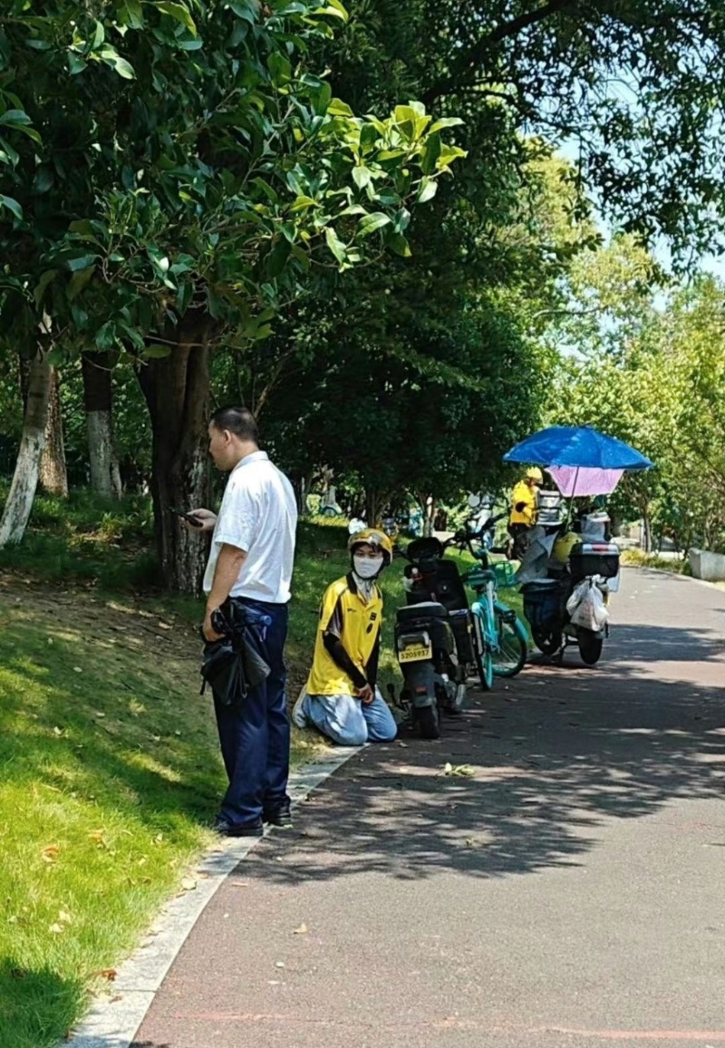 杭州外卖骑手跪保安引数百同行示威