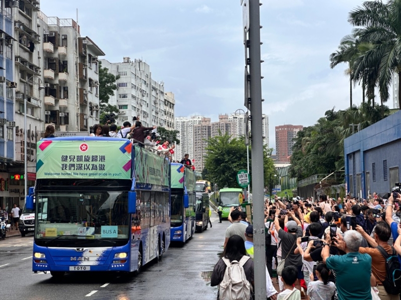 港队运动员包括剑后江旻憓、泳将何诗蓓、乒乓球杜凯琹等今早(21日)巴士巡游与一众巿民近距离接触。