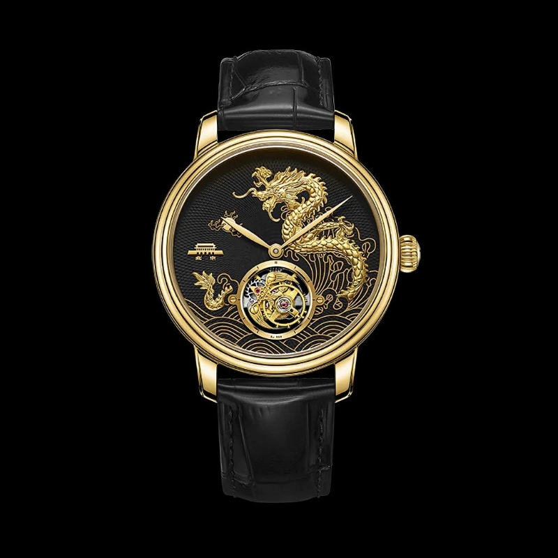 Beijing Year of the Dragon Tourbillon Watch 内地品牌Beijing（北京手表）将于 “国际名表荟萃”中展出限量99枚的龙年生肖陀飞轮腕表，以金龙戏珠为设计主题，黑色珐瑯表盘上镶有浮雕式的立体金龙，图案来自故宫的九龙壁，格外栩栩如生，气势过人。