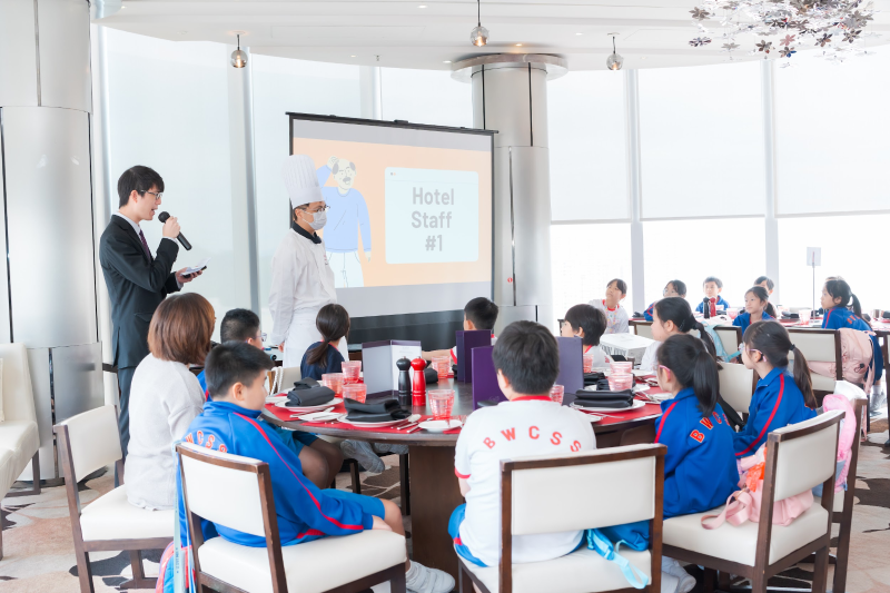 学校安排学生到酒店餐厅用英语点餐，活学活用。