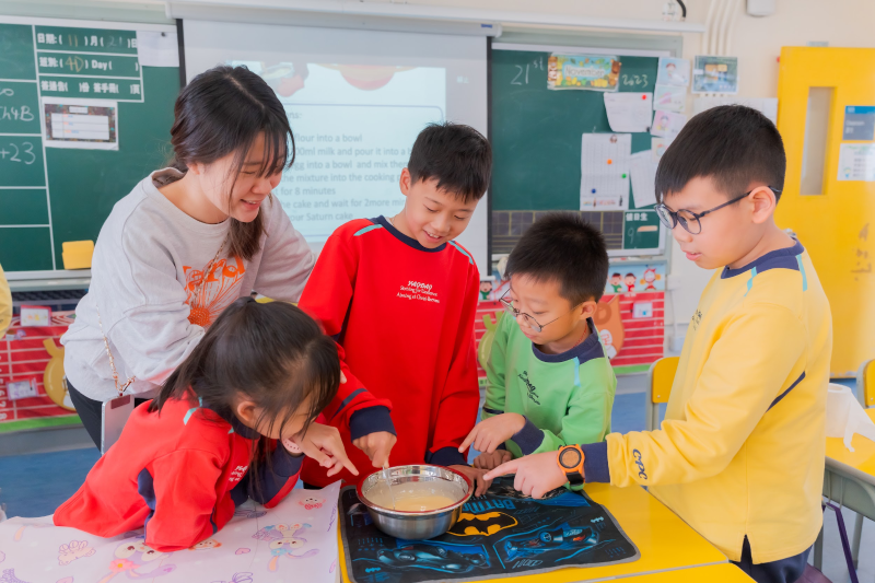 学生在Fun With Cooking英语烹饪课堂，一边制作美食，一边学习饮食相关。