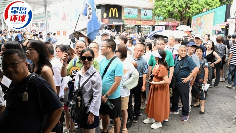 尖沙咀天星码头，一度出现百米人龙，排至码头外。 钟健华摄.jpg