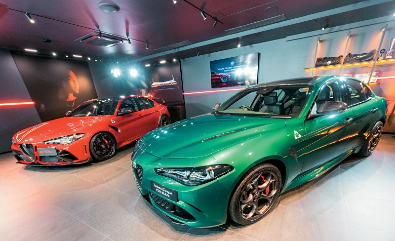 全新Giulia Quadrifoglio Tributo Giorgio（右）及GTAm版现于爱快湾仔专店公开首展。