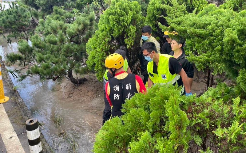 水淹金山一对夫妻昨（4日）深夜被冲走失踪，今晨寻获时已成冰冷遗体。