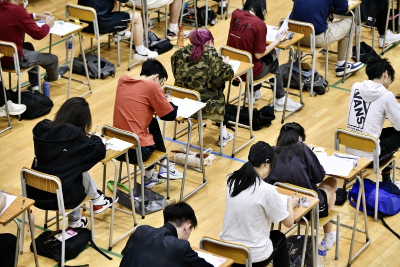 内地考生若以自修生身份参与DSE，则可经联招办法（jupas）报读香港的大学，录取机会或较高。