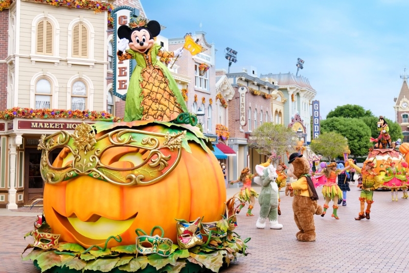 “米奇Halloween玩转大街派对”花车巡游