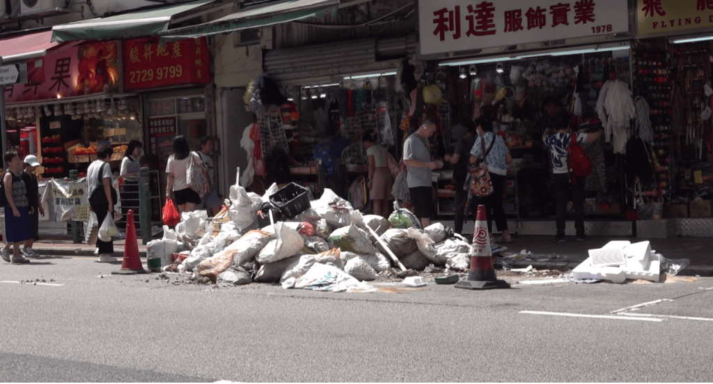 社区的事｜深水埗马路10米长“垃圾山”臭味难忍，记者跟进1日后极速清理