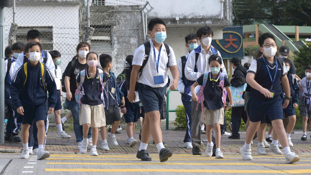 当局目前正密切观察人才子女入读香港学校的情况