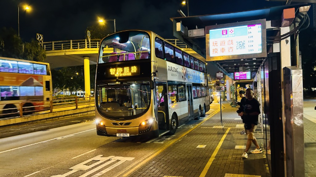 推桌球手出马路遭巴士撞，27岁仓务员疑不满对方赢球后犯案