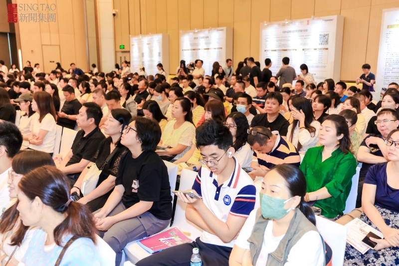 会场设有“星探港升学”的直播间，大学校长会进入回答问题，有学生不愿意错过精彩内容在现场观看