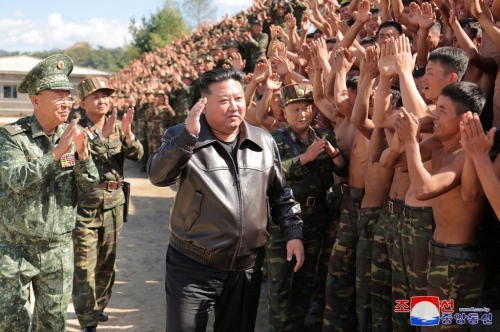 金正恩视察特战部队训练基地期间，点名批评韩国总统尹锡悦。 路透社