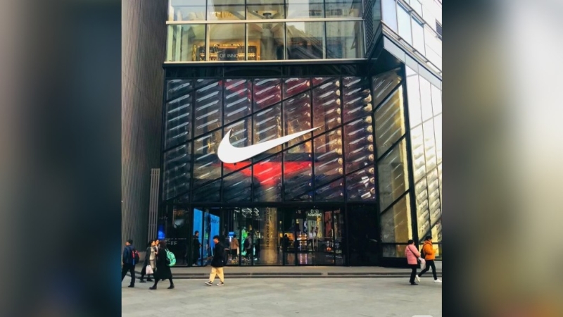 NIKE在内地最大的经销商，半年关了331家直营店。