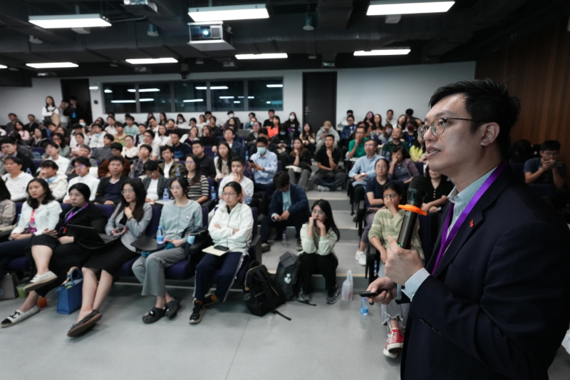 去年在香港中文大学（深圳）举行的“内地名校香港‘高才通’招聘巡礼”广东站上，香港劳工及福利局副局长何启明（右一）在招聘会现场与学生交流。