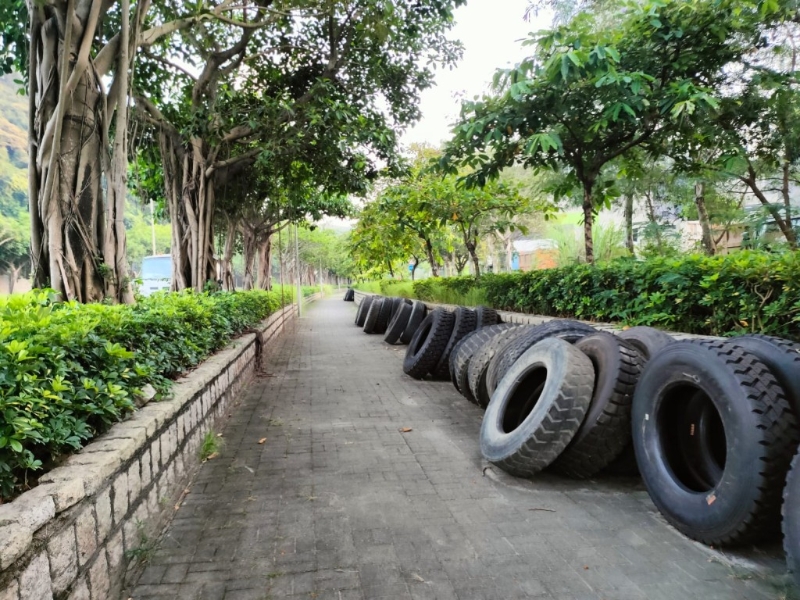 附近行人路也被修车档霸占，用来摆放车胎。