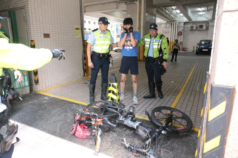 被捕男子及其电动单车。