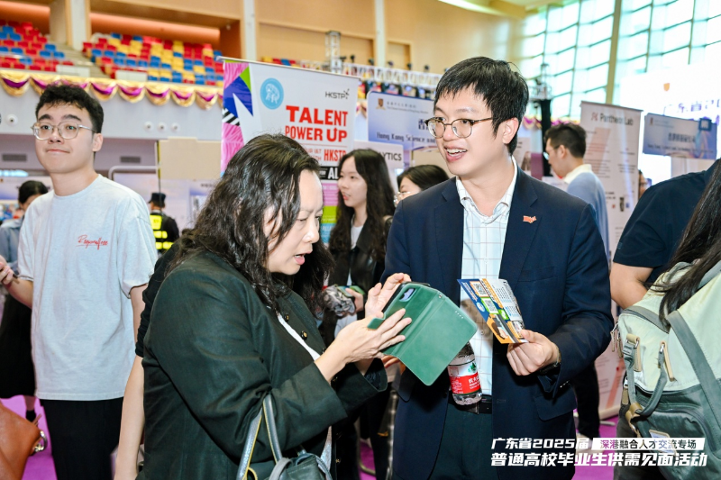 JobMarket负责人陈晓芬（左）向劳福局副局长何启明介绍 “星岛JobMarket港职人才指南”小程序。