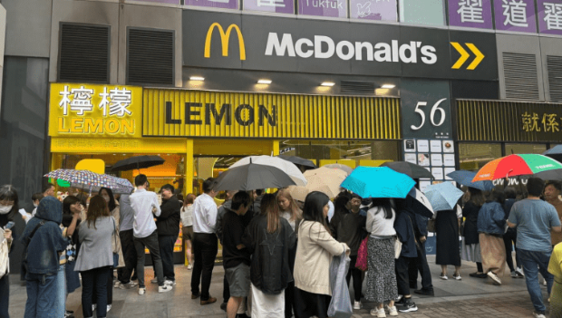 观塘“红茶遗址”人气依旧！新张柠檬冰室现夸张人龙，近30人冒雨等食