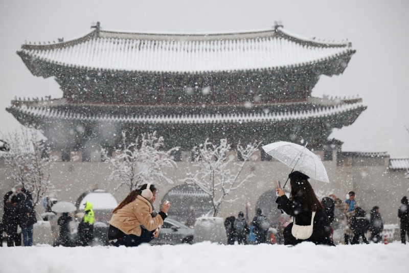 首尔降下破纪录暴雪。