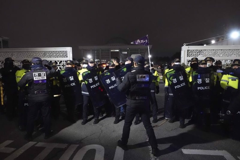 韩国总统尹锡悦3日宣布戒严，韩国警方在首尔国会前戒备。