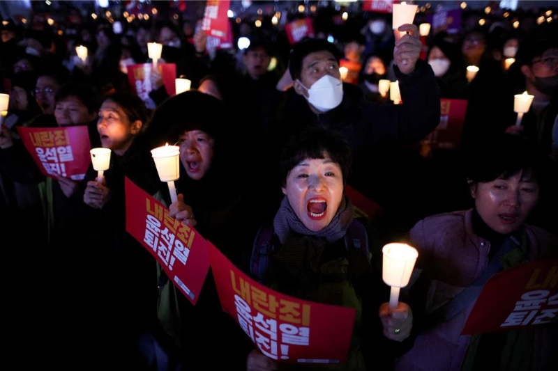 李祥敏是韩国戒严风波后，又一名辞职的高级官员。图为示威民众。