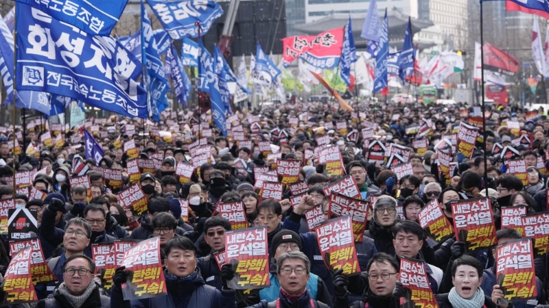 要求弹劾尹锡悦的南韩民众游行到首尔汉南洞的总统官邸入口。 美联社