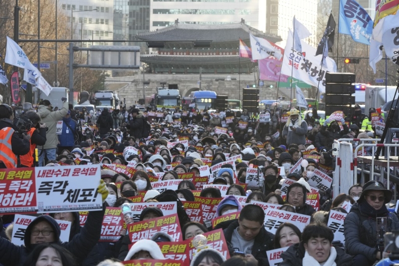 首尔有民众集会，要求宪法法院通过弹劾案。