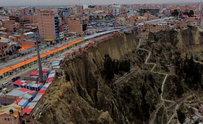 玻利维亚爱尔阿托（El Alto）山城有一整排房舍矗立在悬崖边，差几步就坠谷，不过使用这些房舍的萨蛮巫师拒绝搬家，认为可以藉由供奉大地之母获得保护。