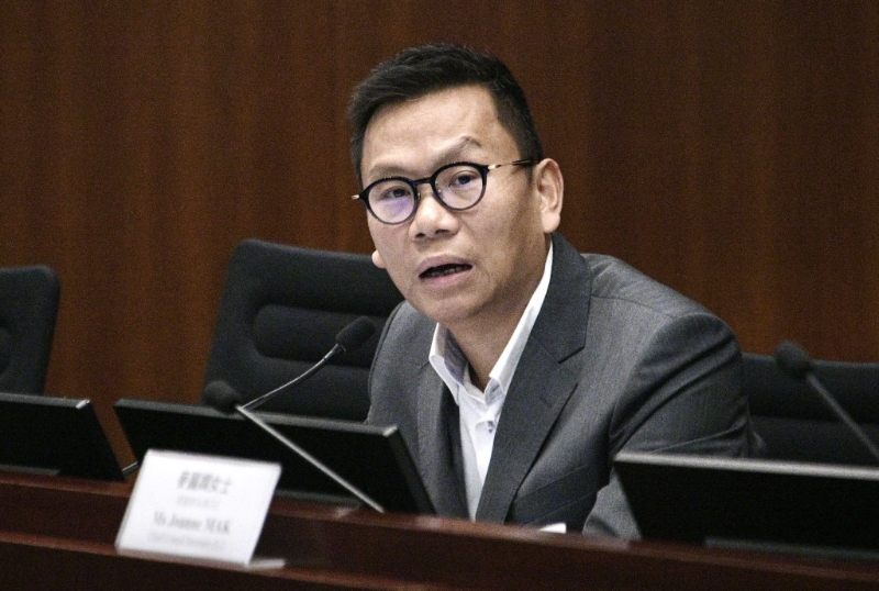 立法会交通事务委员会主席、民建联陈恒镔预计政府明年首季会向立法会提交修例草案。