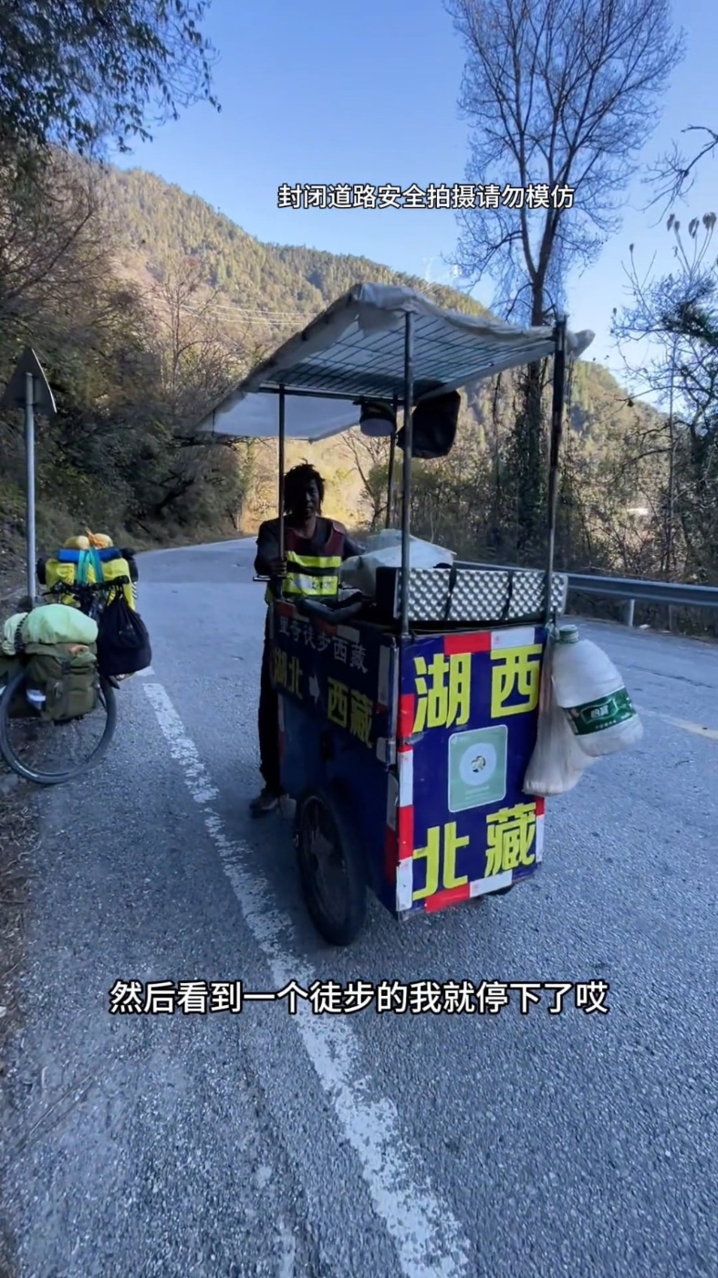 里奇一路推着小车。