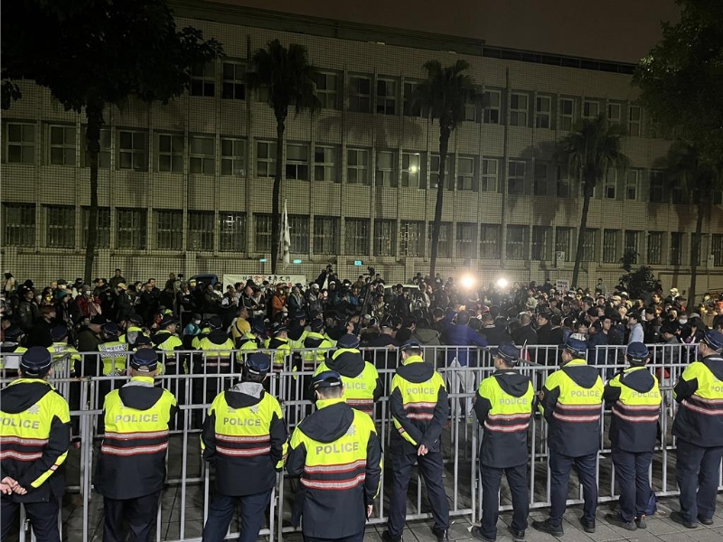 台北市警局出动大批警方在法院外维持秩序。