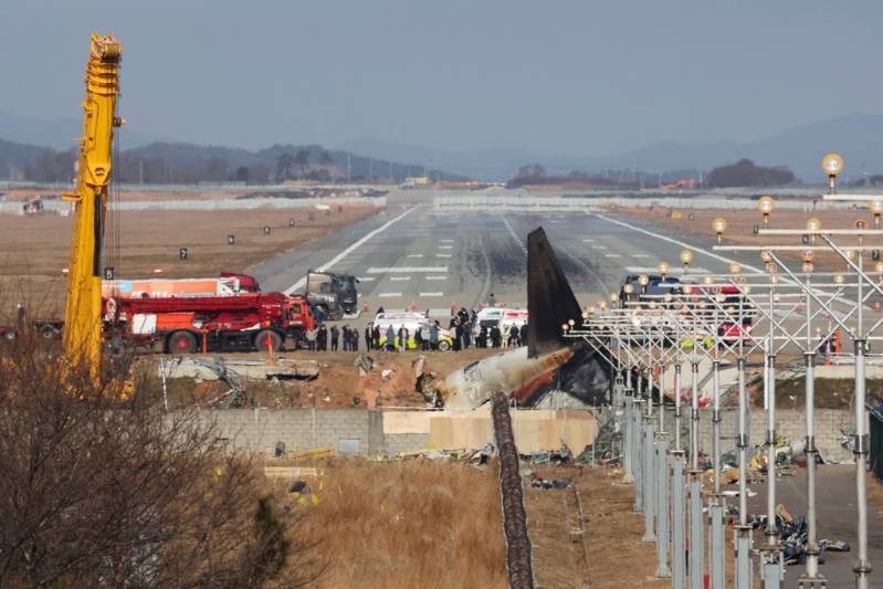 济州航空去年（2024）12月29日自泰国曼谷飞抵韩国全罗南道务安机场降落过程失事，机上181人仅2人生还。 图为罹难者家属1月1日查看空难现场。美联社