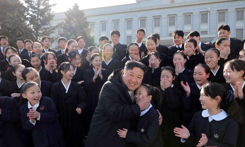 朝鲜领导人金正恩在平壤与劳动模范及有功人士进行新年合影留念。