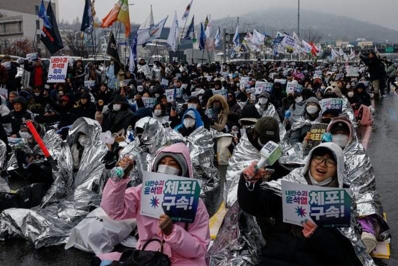 大批民众冒风雪集会抗议尹锡悦拒捕。 路透社