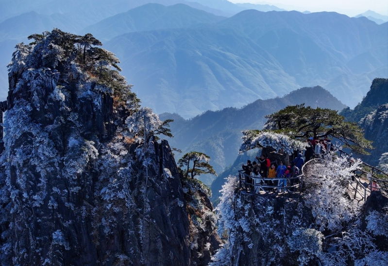 安徽黄山以陡峭山脉、怪石嶙峋闻名。（新华社）