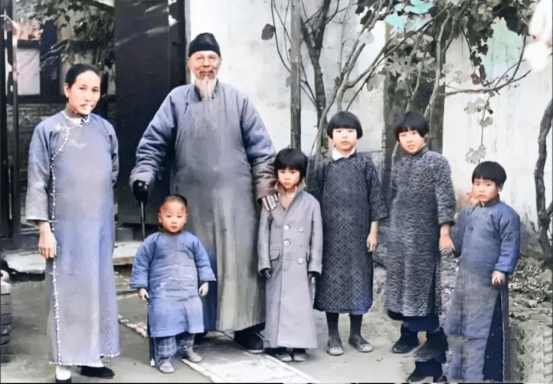 齐白石和妻子儿女在北京的合影，左侧妻子胡宝珠。